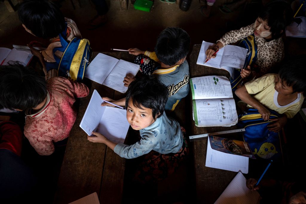 Pelajar di Shan, Myanmar, bersiap menghadapi ujian pada 9 Maret 2023. Setelah dua tahun sejak kudeta militer, kondisi di Myanmar tidak kunjung membaik,