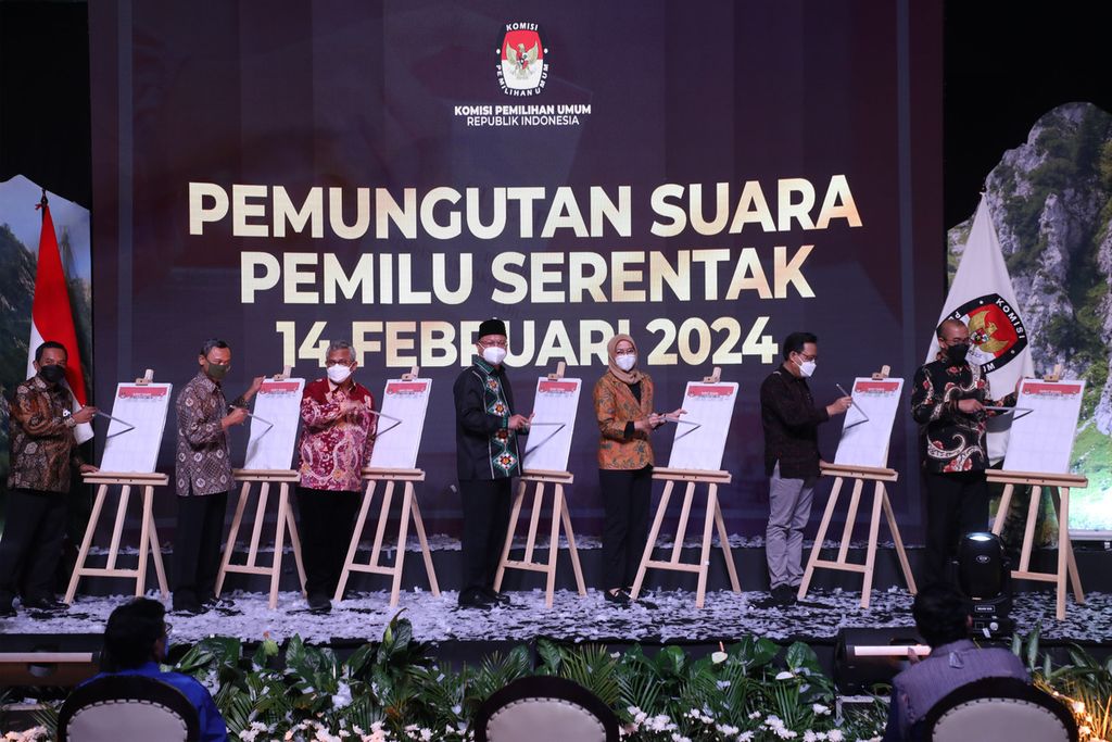 Komisioner Komisi Pemilihan Umum mencoblos contoh surat suara saat peluncuran hari pemungutan suara pemilu serentak 2024 di Kantor KPU, Jakarta, Senin (14/2/2022). Pemilu serentak akan berlangsung pada 14 Februari 2024 atau tepat dua tahun yang akan datang. 