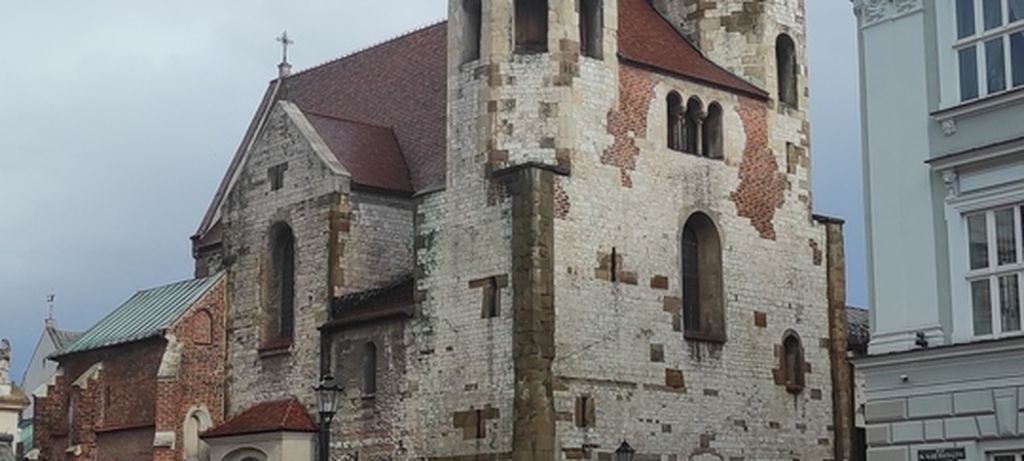 Gereja St Andrews di Kota Tua Krakow, Polandia pada 12 Juli 2022. Gereja yang dibangun pada 1079 itu membuktikan Eropa sudah terbiasa dengan bangunan bertingkat selama ratusan tahun. Penduduk sedikit, wilayah luas, dan banyak bangunan bertingkat memungkinkan Krakow dan banyak kota lain di Eropa meningkatkan ketersediaan ruang terbuka