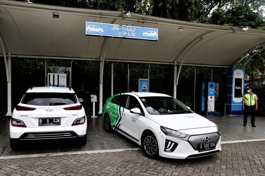 Warga mengisi daya mobil listrik di stasiun pengisian kendaraan listrik umum (SPKLU) di halaman Kantor PLN Distribusi Jakarta Raya, Jakarta, Senin (22/11/2021). 