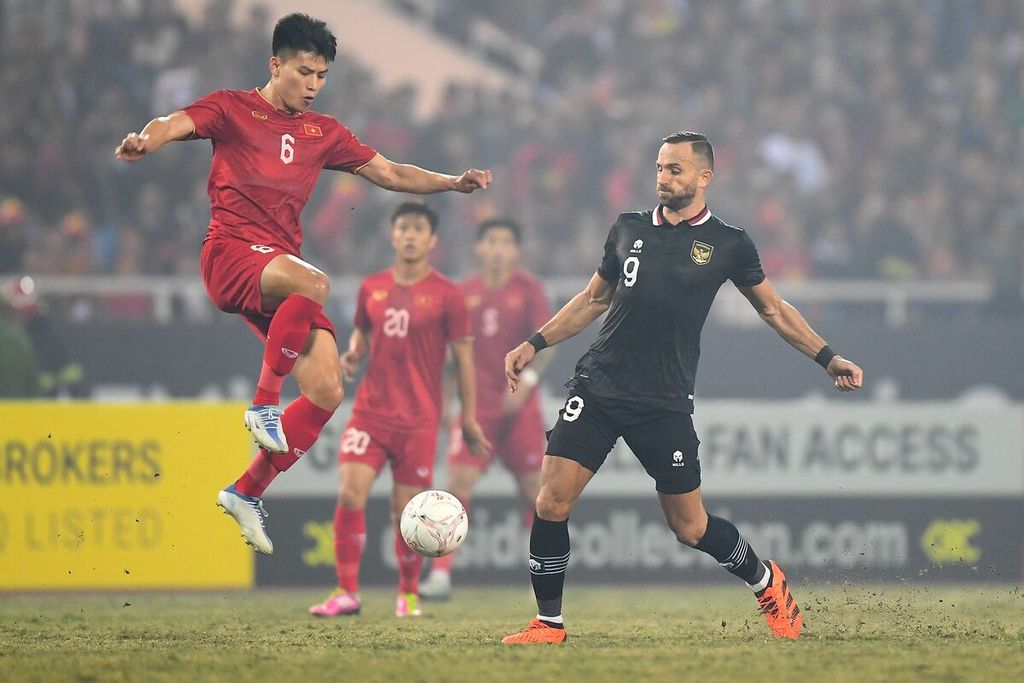 Pemain Vietnam, Nguyen Thanh Binh (kiri), dan striker Indonesia, Ilija Spasojevic (kanan), berebut bola pada laga kedua semifinal Piala AFF 2022 di Stadion My Dinh, Hanoi, Vietnam, Senin (9/1/2023) malam.