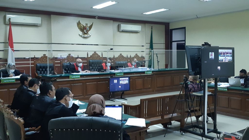 Sidang perkara korupsi dengan terdakwa Hakim Itong Isnaini Hidayat di Pengadilan Tipikor Surabaya, Jawa Timur, Selasa (30/8/2022). Dalam sidang itu, panitera pengganti PN Surabaya, Hamdan, memberikan kesaksian.