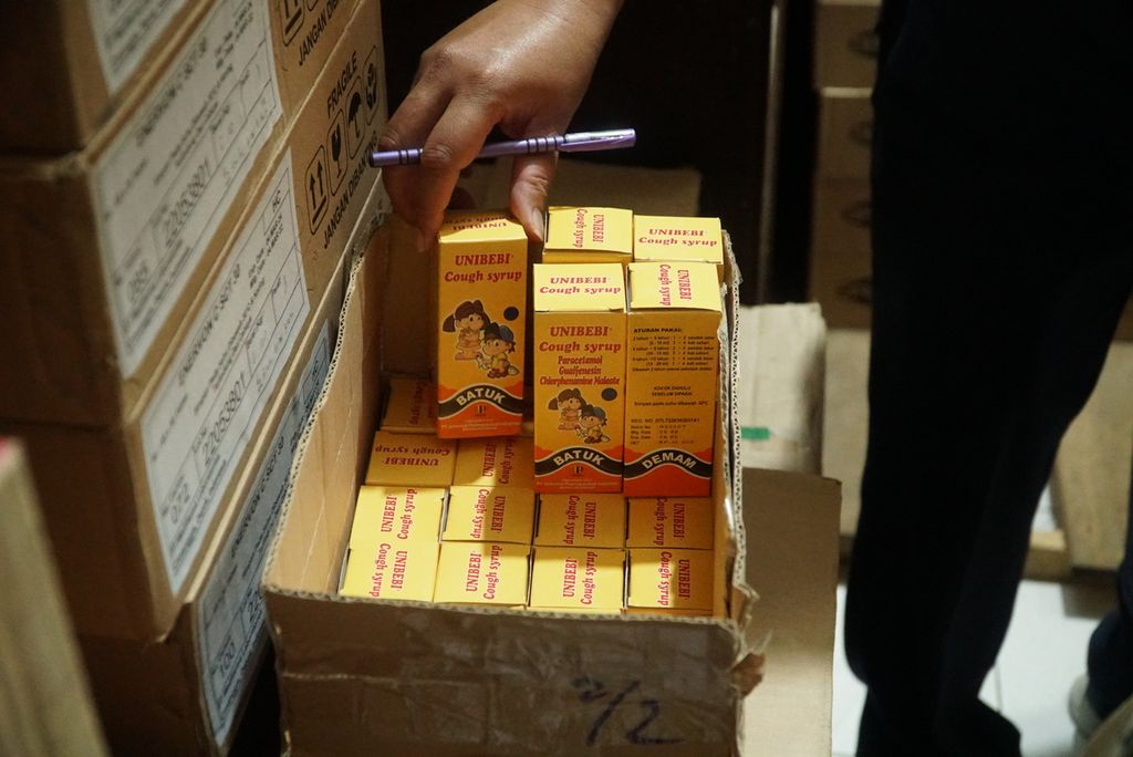 Petugas Balai Besar POM Padang memeriksa obat sirop Unibebi Cough Syirup (masuk daftar penarikan BPOM) yang sudah disisihkan oleh Apotek Musi di gudang kawasan Pasar Raya Padang, Sumatera Barat, Senin (24/10/2022). 