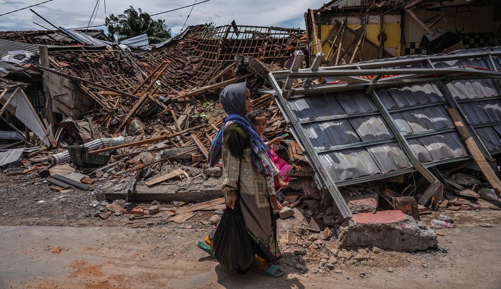 Reruntuhan deretan rumah di Kampung Longkewang, Desa Gasol, Cugenang, Kabupaten Cianjur, Jawa Barat, Selasa (22/11/2022). Kondisi kerusakan akibat gempa yang melanda Cianjur pada Senin (22/11/2022) terlihat pada sejumlah wilayah desa yang terdampak. 