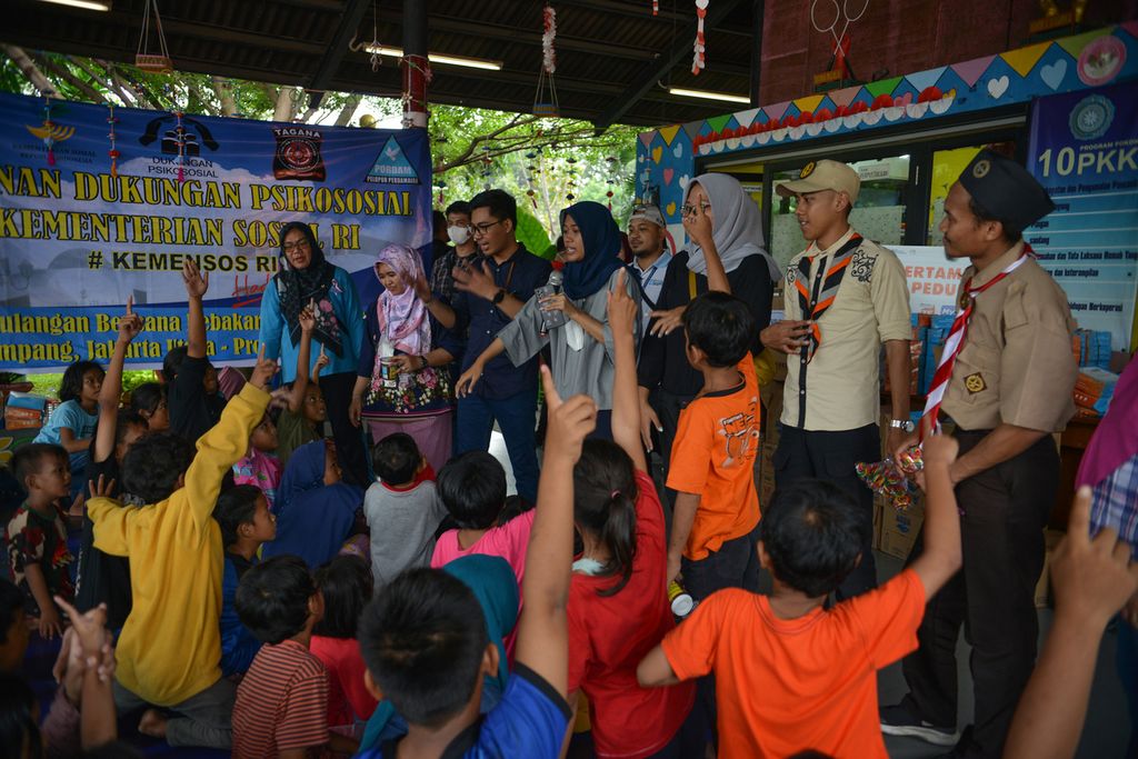 Sejumlah sukarelawan menghibur anak-anak korban kebakaran di Ruang Publik Terpadu Ramah Anak (RPTRA) Rasela, Rawa Badak Selatan, Koja, Jakarta Utara, Minggu (5/3/2023). 