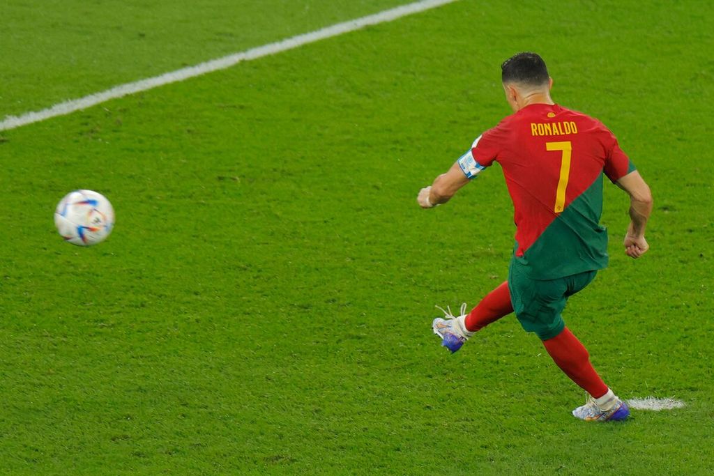 Megabintang Portugal, Cristiano Ronaldo, menciptakan sejarah dengan mencetak gol dari titik penalti saat laga kontra Ghana di penyisihan Grup H Piala Dunia Qatar di Stadion 974, Doha, Kamis (24/11/2022). Gol itu adalah koleksi ke-8 Ronaldo di lima edisi Piala Dunia berbeda.
