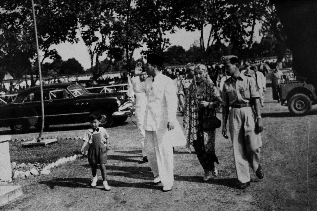 Yogyakarta, 28 Desember 1949. Presiden RIS Sukarno bersama keluarga dan Bendera Pusaka Merah Putih meninggalkan Yogyakarta menuju Jakarta. IPPHOS / BUKU IPPHOS REMASTERED EDITION