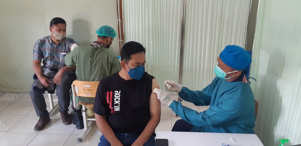 Warga Malang Raya mengikuti vaksinasi penguat di Polkesma Malang, Selasa (8/2/2022). 