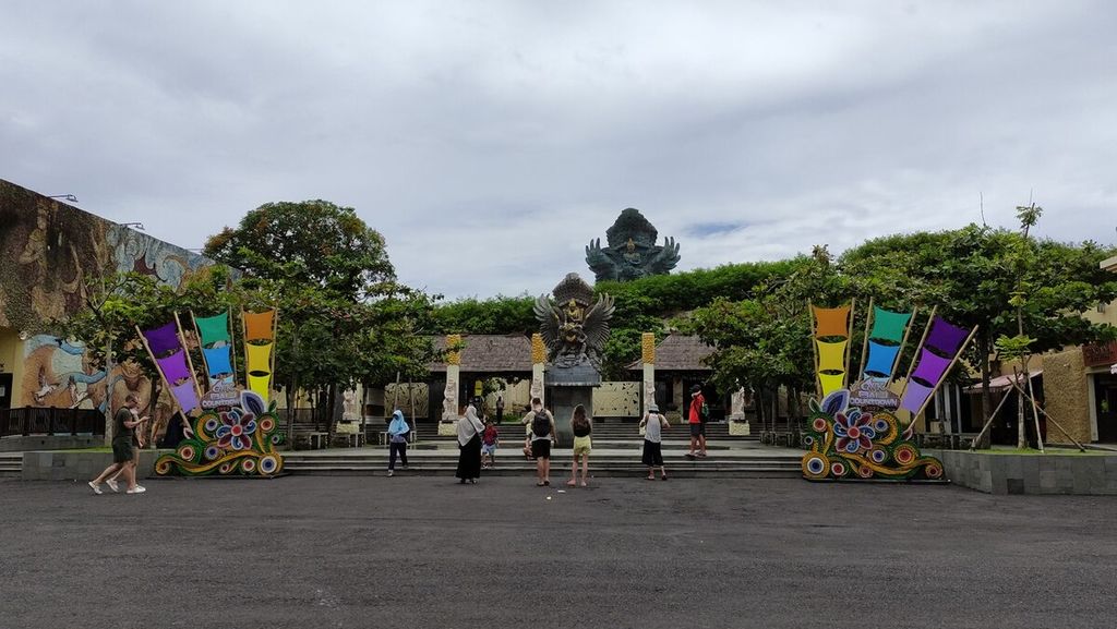 Pengelola Garuda Wisnu Kencana Cultural Park menyiapkan beragam hiburan dalam acara GWK Bali Countdown 2023 mulai Sabtu (17/12/2022) sampai Sabtu (31/12/2022). Suasana di kawasan GWK Cultural Park, Ungasan, Kuta Selatan, Badung, Sabtu (17/12/2022).