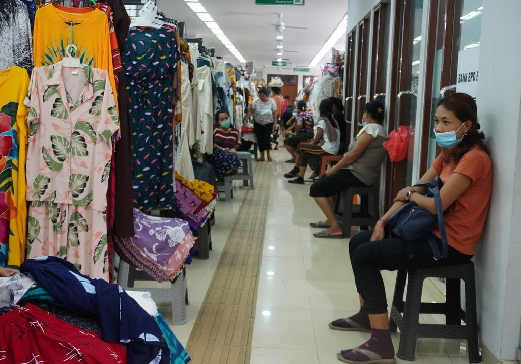 Pedagang menanti pembeli di Pasar Seni Sukawati, Kabupaten Gianyar, Bali, Senin (21/3/2022). Setelah sempat tutup karena pandemi, satu per satu pedagang di pasar itu mulai kembali membuka lapaknya. 