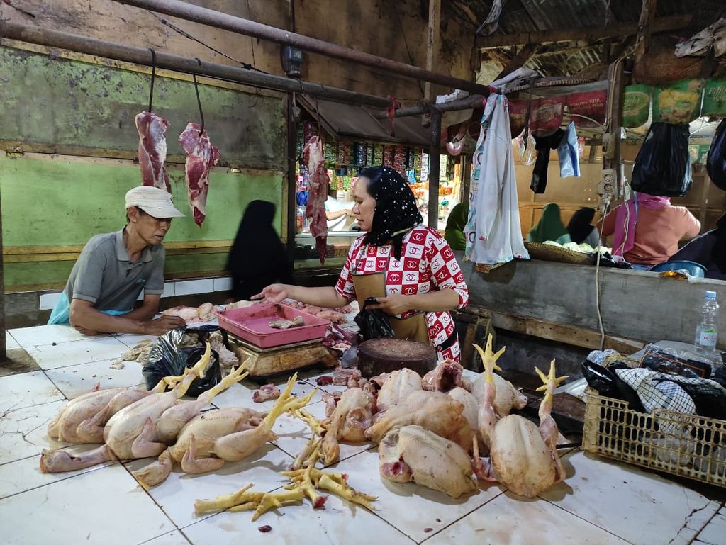 Pedagang tradisional menjual daging di Pasar Majalaya, Bandung, Jawa Barat, Jumat (3/3/2023).