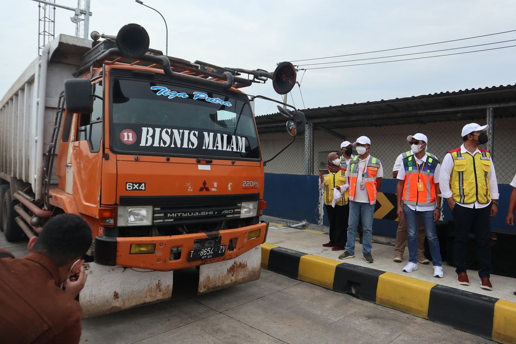 Sebuah truk bersiap melintasi alat pengukur beban atau weigh in motion di Gerbang Tol Palimanan, Kabupaten Cirebon, Jawa Barat, Kamis (10/2/2022). Alat itu dapat mendeteksi kendaraan yang beban dan dimensinya melebihi ketentuan.