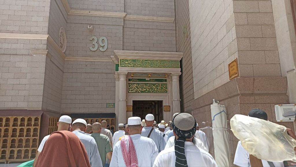 Peziarah sedang antre untuk masuk ke Raudah atau makam Nabi Muhammad SAW di Masjid Nabawi di Madinah, Arab Saudi, pada suatu siang, Minggu (24/7/2022).