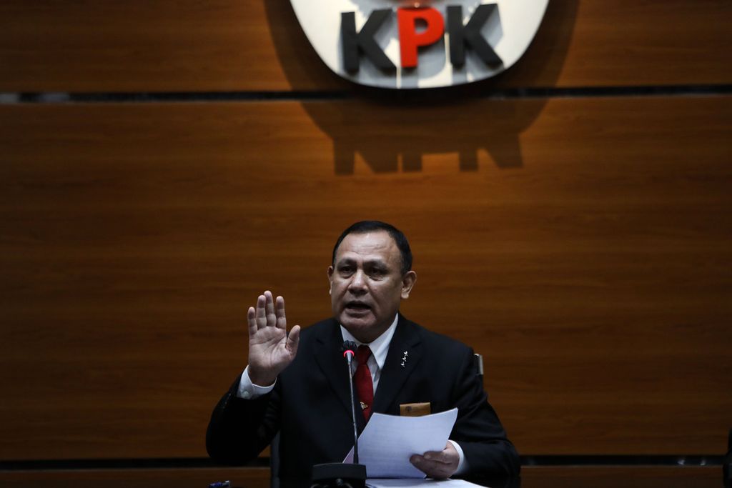Ketua Komisi Pemberantasan Korupsi (KPK) Firli Bahuri memberikan keterangan kepada wartawan di Gedung KPK, Jakarta, Selasa (1/6/2021).