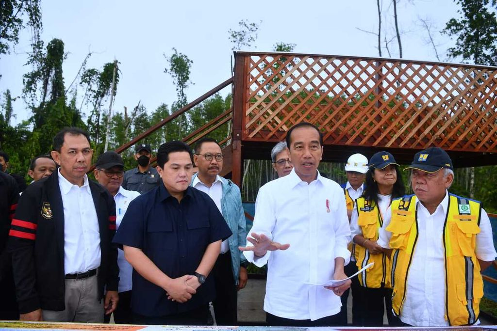 President Joko Widodo talked with a number of ministers while reviewing the construction of the Capital City of Nusantara (IKN) in East Kalimantan, Friday (24/2/2023).