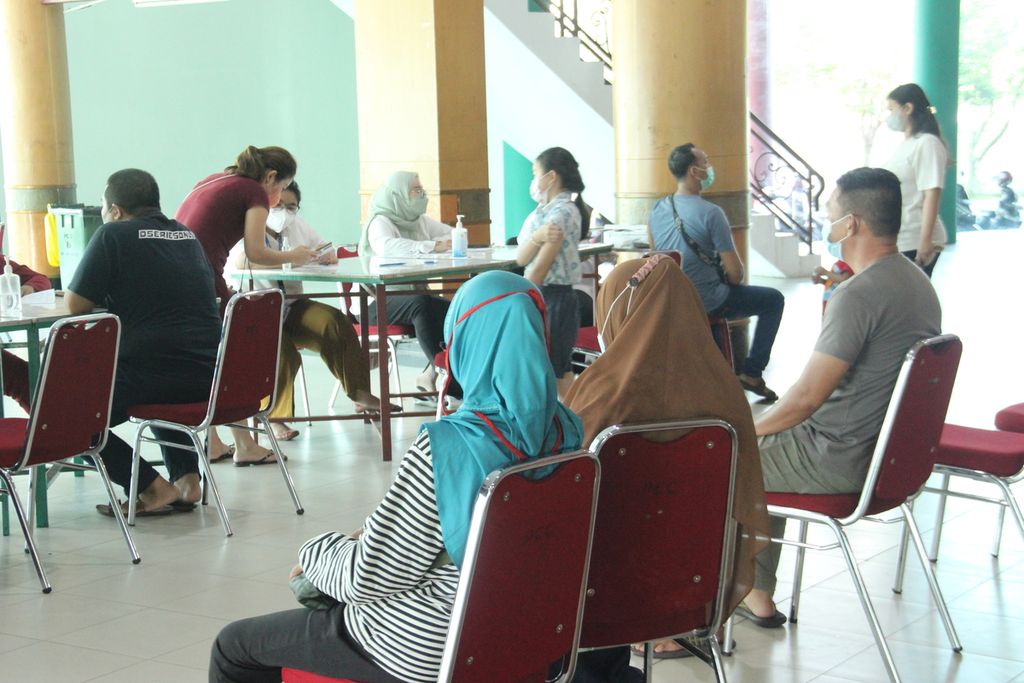 Warga mengikuti vaksinasi penguat di Pontianak Convention Centre, Kota Pontianak, Kalimantan Barat, Rabu (30/3/2022).