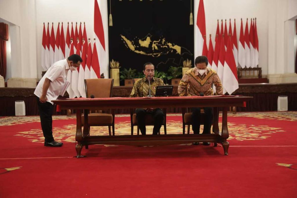 Presiden Joko Widodo, didampingi Menteri Dalam Negeri Tito Karnavian dan Menteri Kesehatan Budi Gunadi Sadikin, menyampaikan keterangan terkait pencabutan pemberlakuan pembatasan kegiatan masyarakat (PPKM) di Istana Negara, Jakarta, Jumat (30/12/2022). 