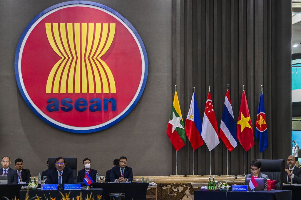 Menteri Luar Negeri Kamboja Prak Sokhon (ketiga dari kiri) memimpin pertemuan khusus para menteri luar negeri ASEAN di Jakarta, Kamis (27/10/2022). Dalam pertemuan itu, para menlu ASEAN menyatakan kekecewaannya terhadap sikap junta militer Myanmar yang tidak melaksanakan lima poin konsensus. 
