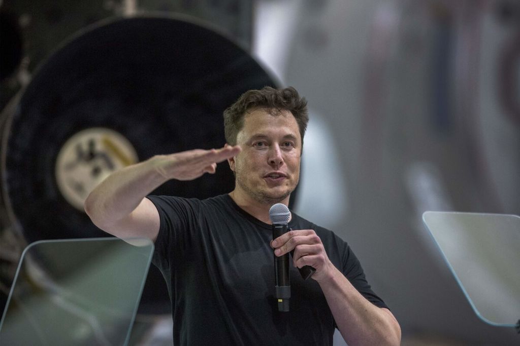 Elon Musk saat berbicara tentang perkembangan roket Falcon 9 di markas dan pabriknya di Hawthorne, California, AS, Senin (17/9/2018). Musk adalah orang terkaya di dunia saat ini dengan kekayaan senilai 264 miliar dollar AS.