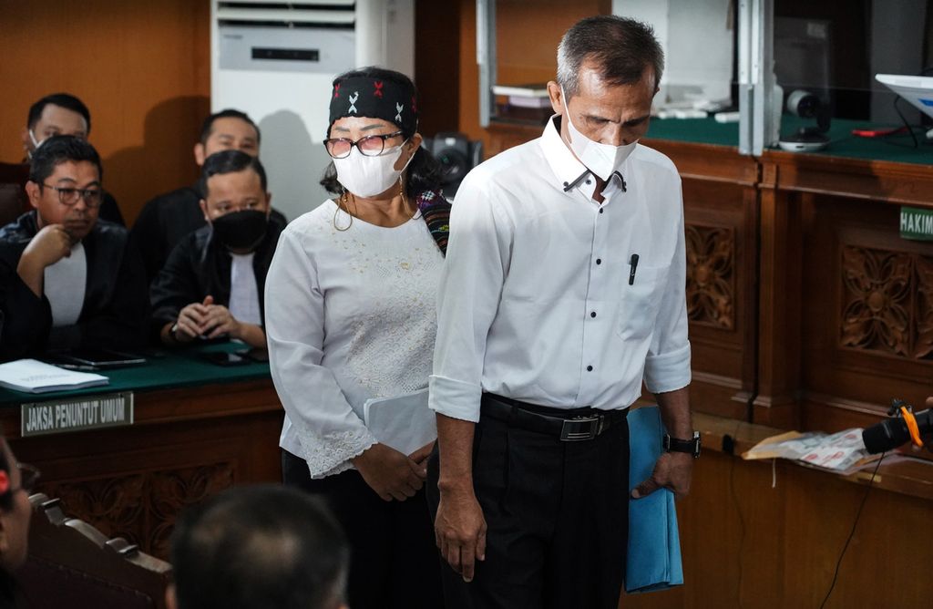 Orangtua Brigadir Nofriansyah Yosua Hutabarat, Samuel Hutabarat (kanan) dan Rosti SImanjuntak (kiri) saat hadir sebagai saksi ketika digelar sidang dengan terdakwa Putri Candrawathi dan Ferdy Sambo di Pengadilan Negeri Kelas IA Jakarta Selatan, Jakarta, Selasa (1/10/2022). 