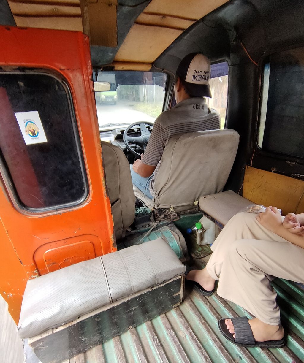 Kondisi mikrolet angkutan kota Bekasi yang dikendarai oleh Cui (42), seperti yang terlihat pada Jumat (14/1/2022). Angkot konvensional memiliki standar pelayanan yang beragam.