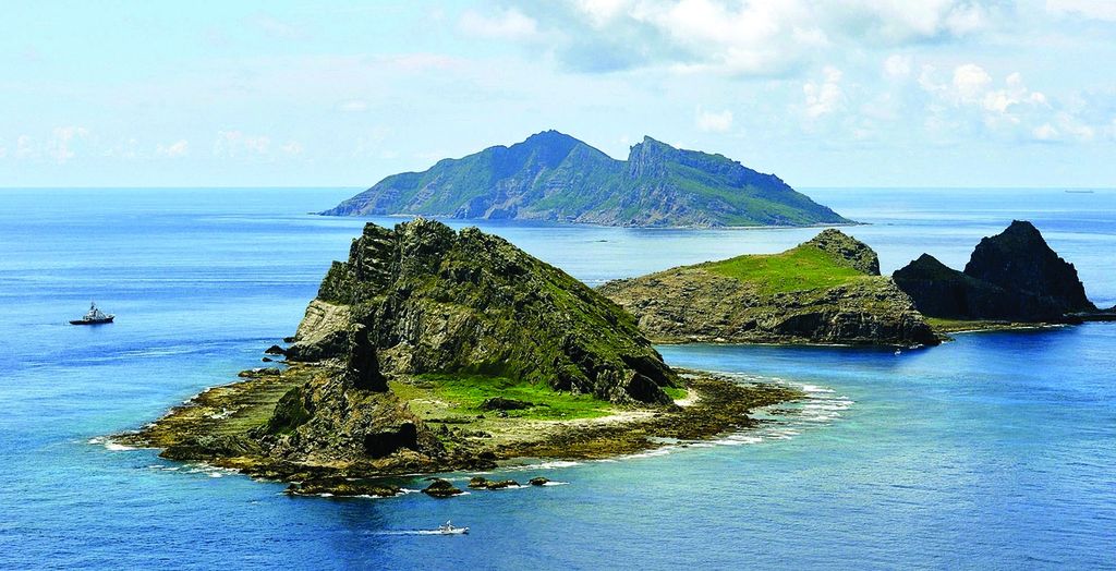 Dalam foto bertanggal 2 September 2012 ini tampak kapal pemantau Jepang, Koyo Maru, berlayar di antara pulau MInamikojima, Kitakojima, dan Uotsuri. Pulau-pulau ini disebut Kepulauan Senkaku oleh Jepang. Namun, oleh China, kepulauan yang berada di Laut China Timur ini diklaim sebagai milik mereka dengan nama Kepulauan Diaoyu.   