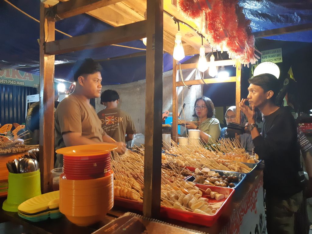 Suasana Angkringan Toxsik di Jalan Teuku Umar, Kota Bandar Lampung, Minggu (13/8/2023) malam. Usaha angkringan yang dirintis anak-anak muda saat ini tengah menjadi tren di Bandar Lampung.