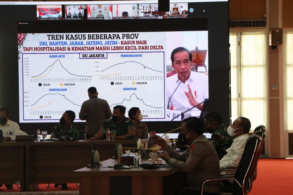 Gubernur Sumatera Utara Edy Rahmayadi mendengarkan arahan Presiden Joko Widodo dalam rapat secara virtual di Medan, Senin (7/2/2022). Presiden meminta percepatan vaksinasi dosis kedua dan penguat untuk menekan penyebaran Covid-19 yang semakin meningkat.