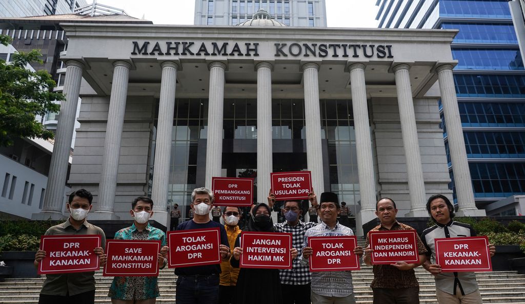 Aktivis Indonesia Corruption Watch dan beberapa perwakilan elemen masyarakat yang tergabung dalam Masyarakat Madani menggelar aksi seruan penyelamatan Mahkamah Konstitusi di halaman Gedung MK, Jakarta, Selasa (4/10/2022). 