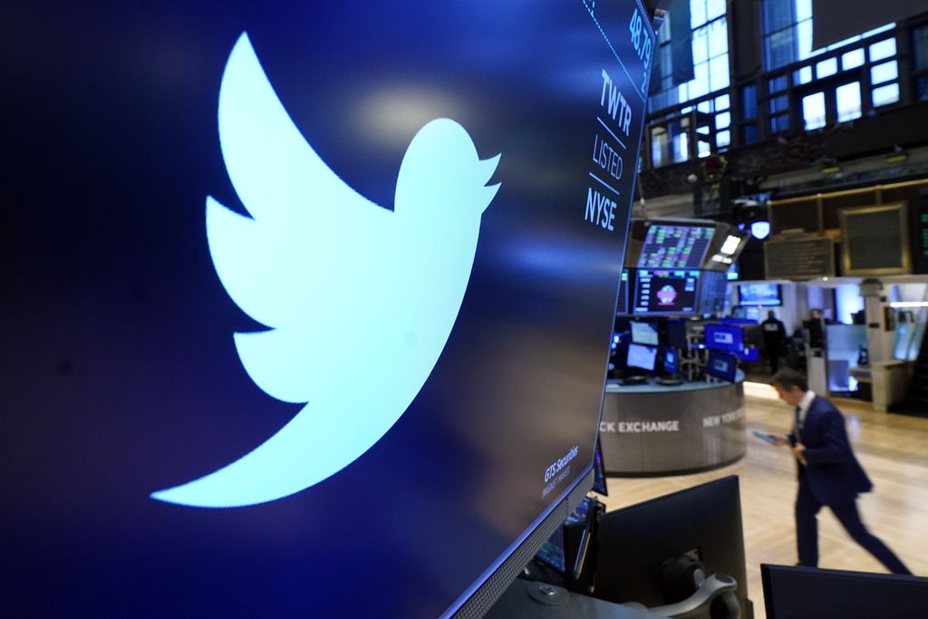Logo platform media sosial Twitter terpampang di kantor Bursa Saham New York, Senin (29/10/2021). Setelah mengakusisi Twitter senilai 44 miliar dollar AS pada Oktober 2022, Musk membuat beberapa perubahan kebijakan.