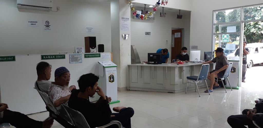 Situasi ruang tunggu di Puskesmas Kecamatan Duren Sawit, Jakarta Timur pada Sabtu (10/11/2018) pagi. Waktu tunggu yang lama di fasilitas kesehatan masih menjadi masalah yang dihadapi oleh pasien pemegang Kartu Indonesia Sehat (KIS).