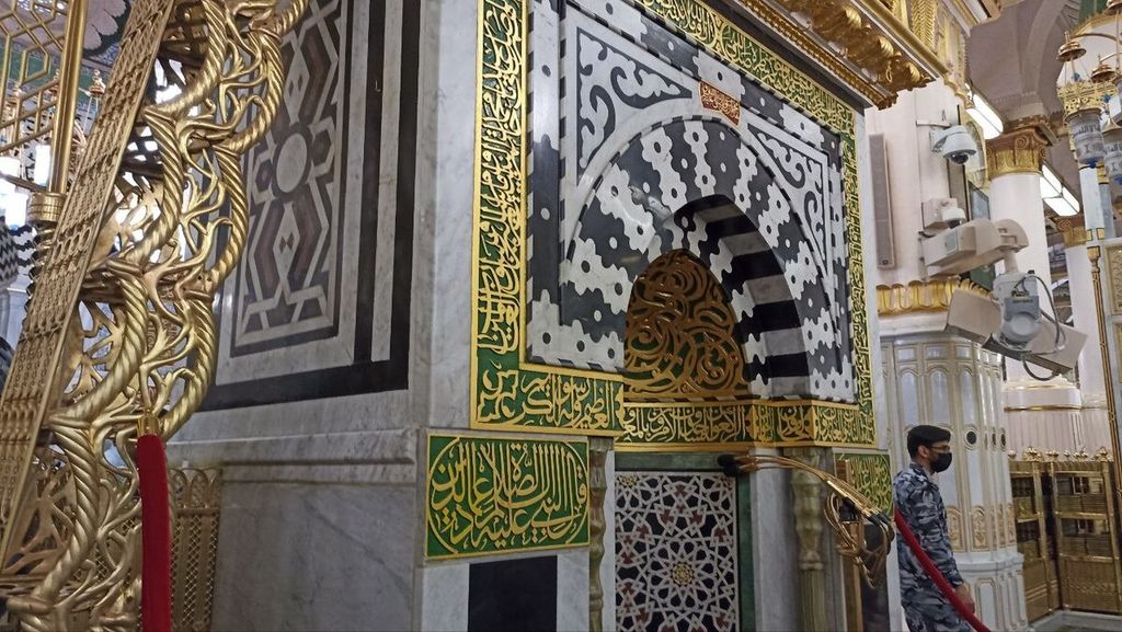 Mihrab di area Raudah atau makam Nabi Muhammad SAW di Masjid Nabawi di Madinah, Arab Saudi, pada suatu siang, Minggu (24/7/2022).