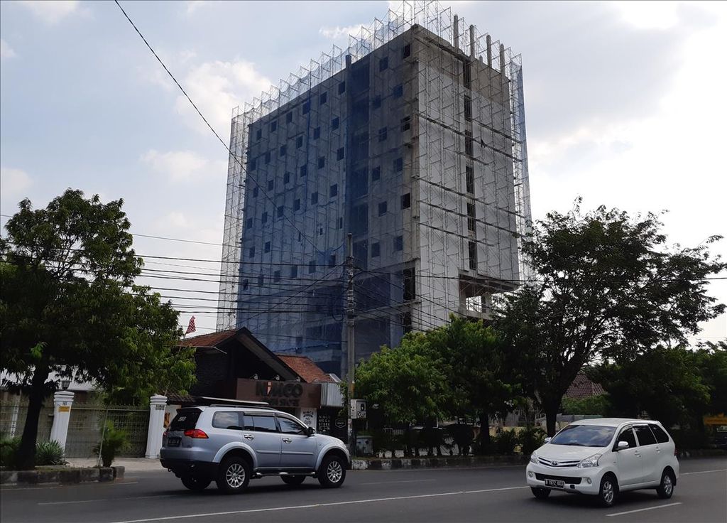 Proyek pembangunan hotel tengah dikerjakan di Solo, Jawa Tengah, Selasa (18/6/2019) 