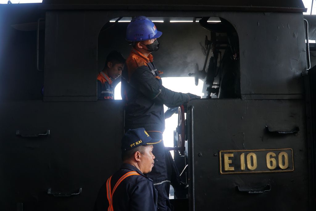 Petugas menyiapkan kereta api uap Mak Itam untuk perjalanan perdana saat diresmikan untuk beroperasi kembali di Stasiun Sawahlunto, Kelurahan Pasar, Kecamatan Lembah Segar, Kota Sawahlunto, Sumatera Barat, Selasa (20/12/2022). 