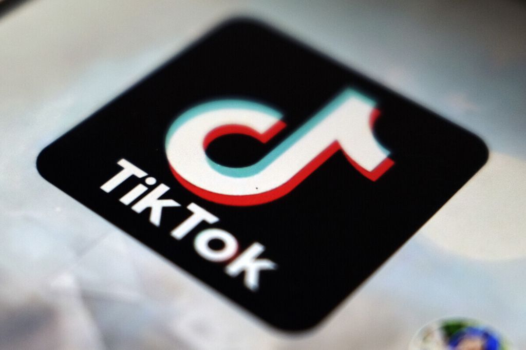 Dalam arsip pada 28 September 2020, logo aplikasi Tiktok muncul di Tokyo, Jepang. Selama pandemi Covid-19, semakin banyak orang menggunakan media sosial Tiktok.  