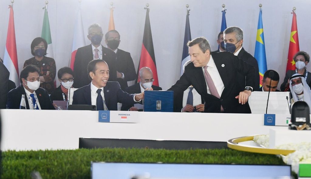 Presiden Joko Widodo dan Perdana Menteri Italia Mario Draghi saat sesi penutupan KTT G-20 di Roma, Italia, Minggu (31/10/2021). Dalam kesempatan tersebut secara simbolis Presiden Joko Widodo menerima estafet keketuaan atau presidensi G20 dari Italia kepada Indonesia. KTT G-20 di Indonesia direncanakan digelar di Bali pada 30-31 Oktober 2022. 
