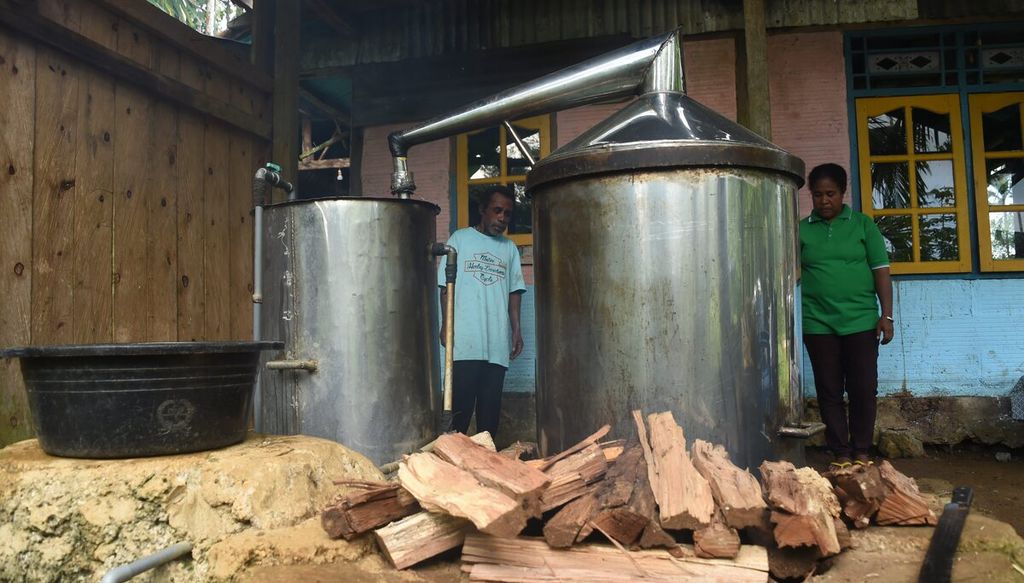 Proses penyulingan minyak kayu putih oleh anggota Kelompok Tani Kofarwis di Kampung Rimba Jaya, Kabupaten Biak Numfor, Papua, Sabtu (1/5/2021). Melalui pendampingan Kesatuan Pengelolan Hutan Lindung (KPHL) Biak, masyarakat diajak untuk membudidayakan tanaman kayu putih. Minyak yang dihasilkan tersebut kemudian dijual ke KPHL seharga Rp 250.000 per liter. 