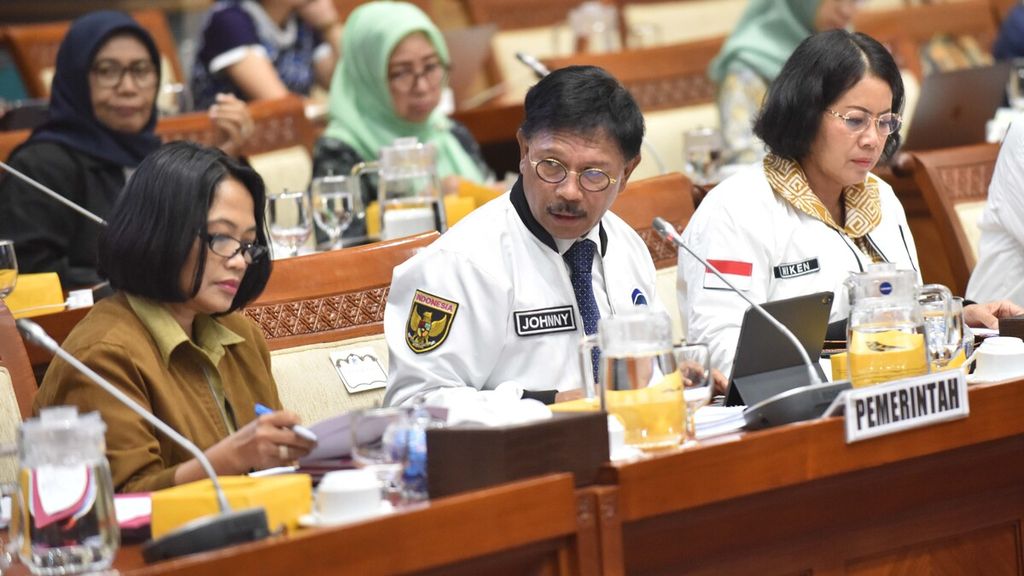 Menteri Komunikasi dan Informatika Johnny G Plate menghadiri rapat bersama Komisi I DPR di Kompleks Parlemen, Senayan, Jakarta, Selasa (25/2/2020). 
