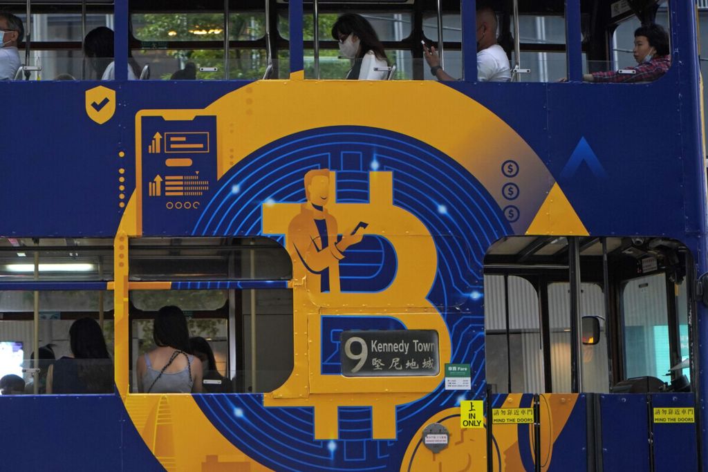 Iklan kripto Bitcoin terpasang di sebuah tram di Hong Kong, 12 Mei 2021. Iklan-iklan aset kripto berterbaran bebas di berbagai wahana.