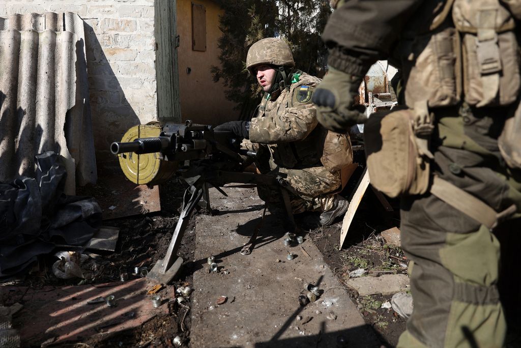 Seorang tentara Ukraina mempersiapkan  senjata untuk menghadapi pertempuran melawan militer Rusia di Bakhmut, wilayah Donetsk, Ukraina (3/3/2023). 