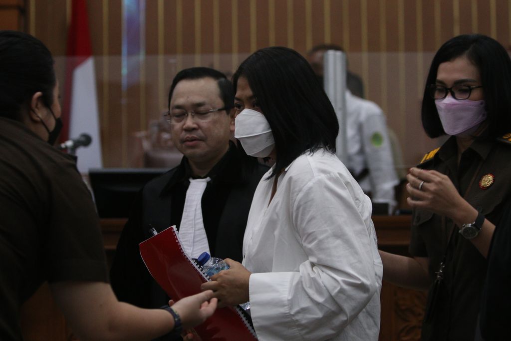 Putri Candrawathi meninggalkan ruang sidang saat proses persidangan diskors di Pengadilan Negeri Jakarta Selatan, Senin (17/10/2022). 
