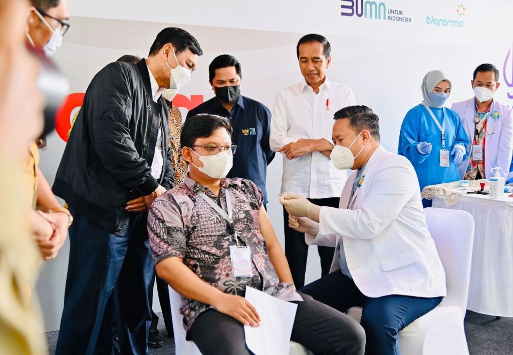President Joko Widodo saw the first injection of the Covid-19 vaccine made by Bio Farma, IndoVac, at the PT Bio Farma (Persero) Factory, Bandung City, West Java Province, Thursday (13/10/2022).