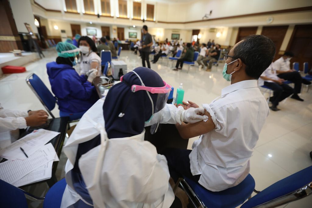 Ilustrasi — Petugas kesehatan menyuntikkan vaksin Covid-19 tahap pertama kepada aparatur sipil negara di kantor Wali Kota Jakarta Pusat, Rabu (10/3/2021).