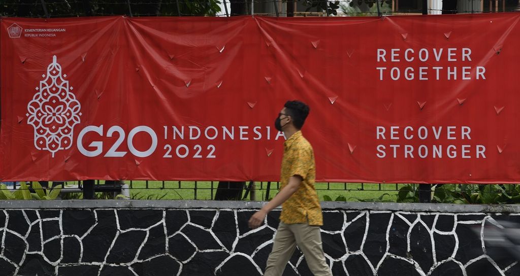 Spanduk Presidensi G-20 Indonesia yang mengusung tema "Recover Together, Recover Stronger" terpasang di Gedung Kementerian Koordinator Bidang Perekonomian di Jakarta, Selasa (7/12/2021). Sebagai forum kerja sama ekonomi multilateral, G-20 dituntut menghasilkan langkah nyata untuk percepatan pemulihan bersama.