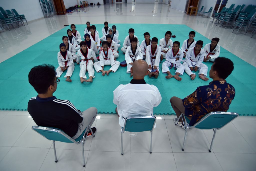 Anak-anak peserta seleksi sentra pembinaan Desain Besar Olahraga Nasional, mengikuti seleksi hari kedua terkait tes keterampilan spesifik cabang taekwondo di di Universitas Negeri Jakarta, 14 Juli 2022. 