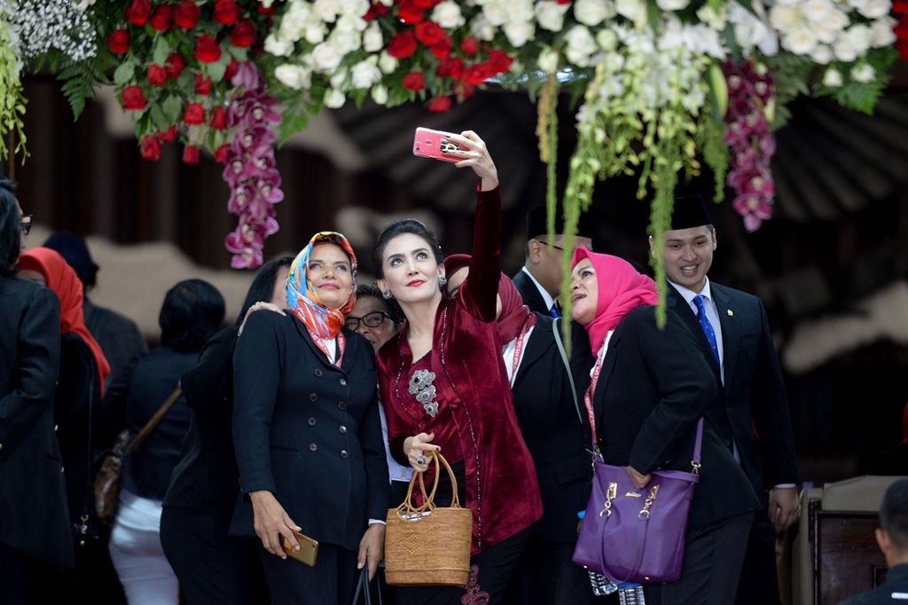 Artis sekaligus anggota legislatif terpilih periode 2019-2024, Rieke Diah Pitaloka, mengenakan kebaya saat dilantik melalui Sidang Paripurna MPR di Ruang Rapat Paripurna I, Kompleks Parlemen, Senayan, Jakarta, Selasa (1/10/2019).