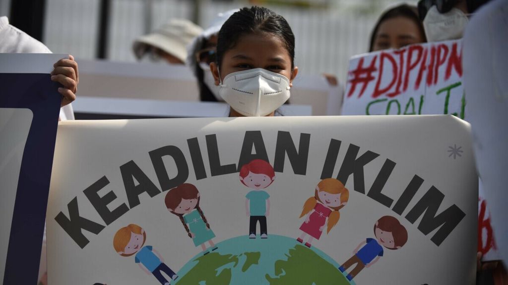 Aktivis lingkungan yang tergabung dalam Aliansi Perlawanan Perubahan Iklim berunjuk rasa di Jalan Merdeka Selatan, Jakarta, awal November 2021.  