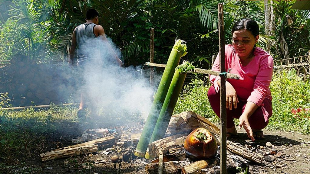 Ibu-ibu di Desa Tumbang Lawang, Kabupaten Katingan, Kalimantan Tengah, Rabu (10/4/2019), memasak menggunakan bambu dan bumbu dari hutan. Mereka sama sekali tidak menggunakan penyedap rasa instan pabrikan dan lebih memilih menggunakan bumbu alami. Bagi mereka, hutan menjadi sumber kehidupan dan sumber ketahanan pangan lokal.