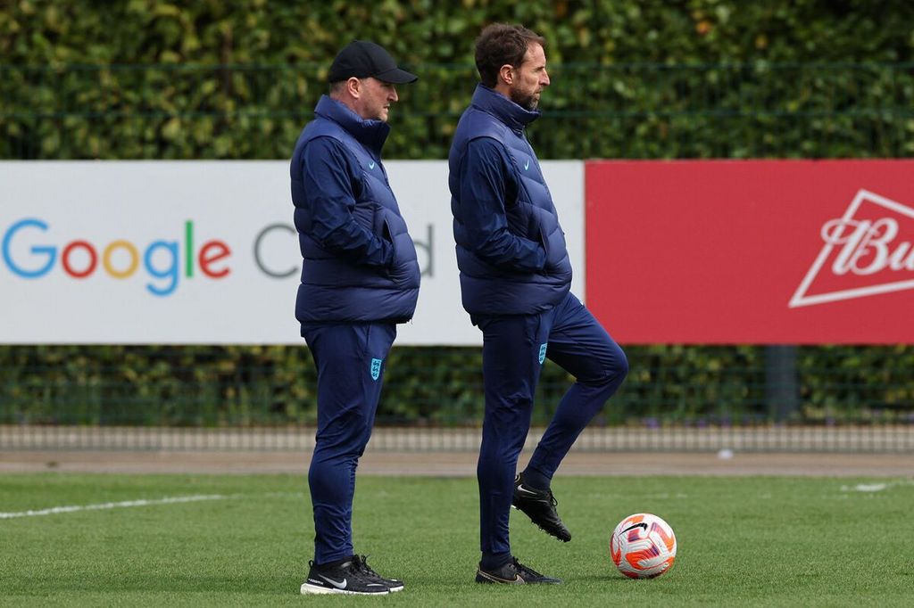 Asisten pelatih tim nasional Inggris Steve Holland (kiri) mendampingi Pelatih Gareth Southgate saat memimpin latihan timnas Inggris di fasilitas latihan Tottenham Hotspur, Enfield, London utara, Sabtu (25/3/2023). 