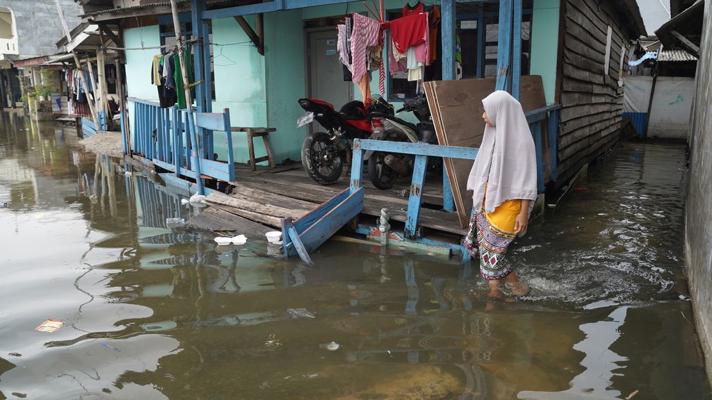 Limpasan air laut merendam gang di Kampung Pulo, RT 001 RW 07 Kelurahan Marunda, Kecamatan Cilincing, Jakarta Utara, Senin (26/12/2022). 